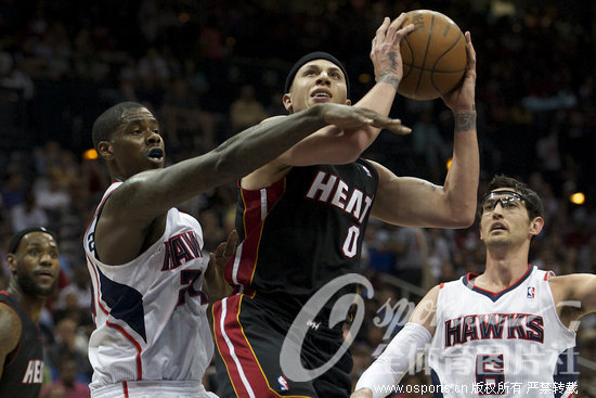  吹杨关键时刻连得8分，老鹰逆转战胜篮网  