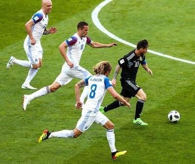  科隆中场核心组织调度，精准直塞助攻队友破门得分