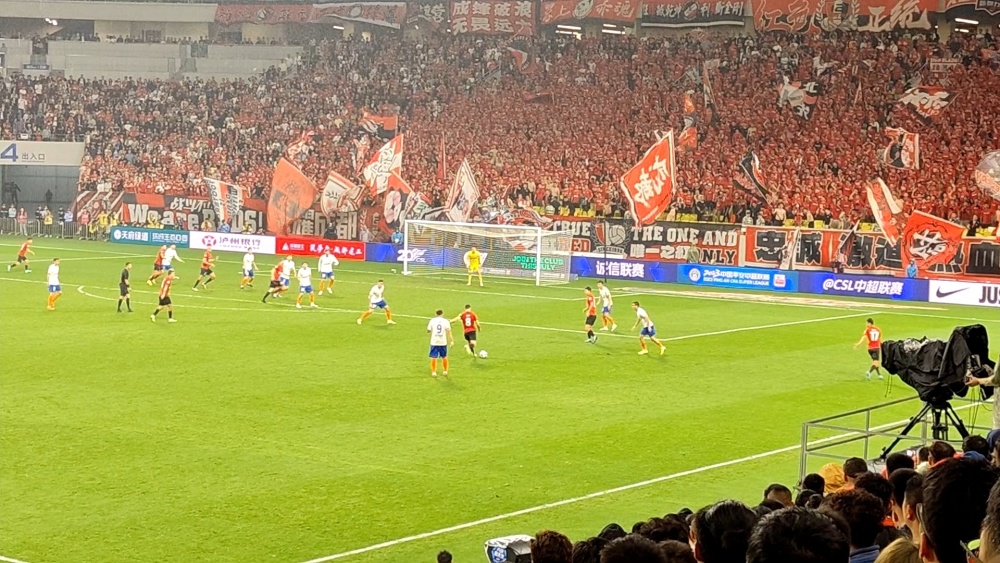  罗马主场球迷山呼海啸，助威声浪激励球队逆转  